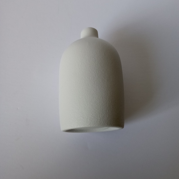 Small ceramic like white round vase - Picture 5 of 5